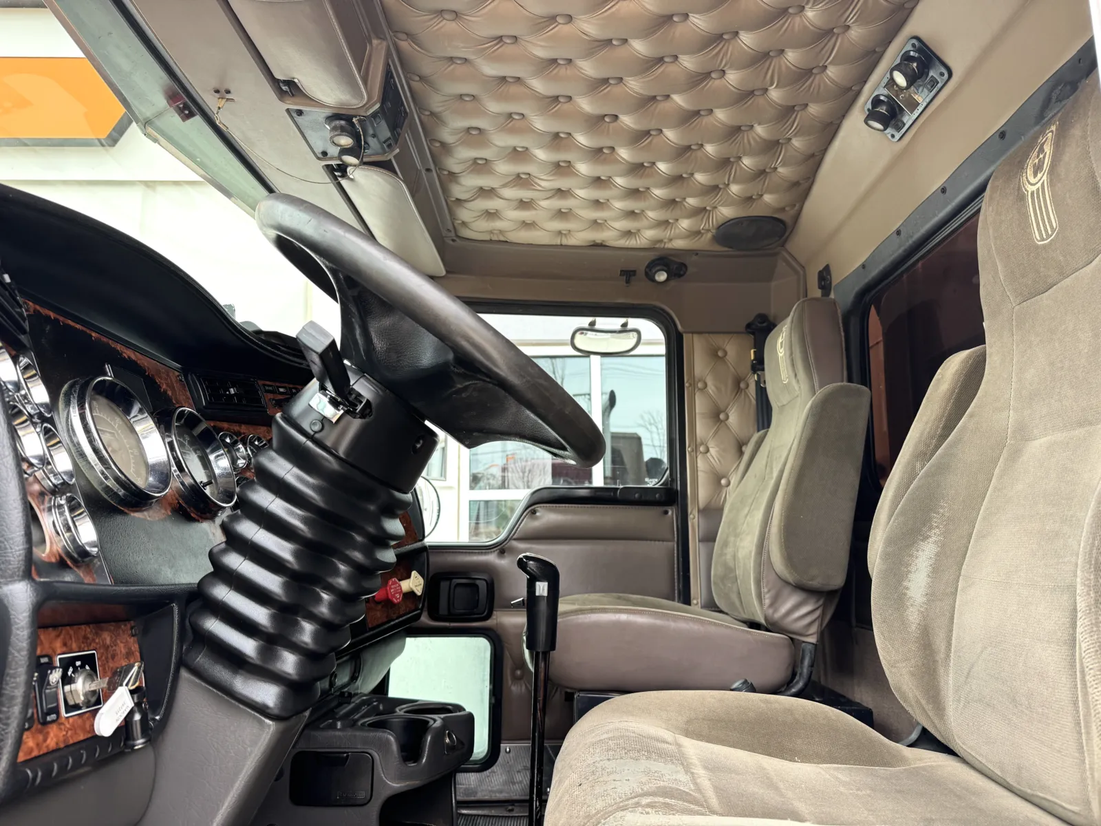 2004 Kenworth T800 - image 15