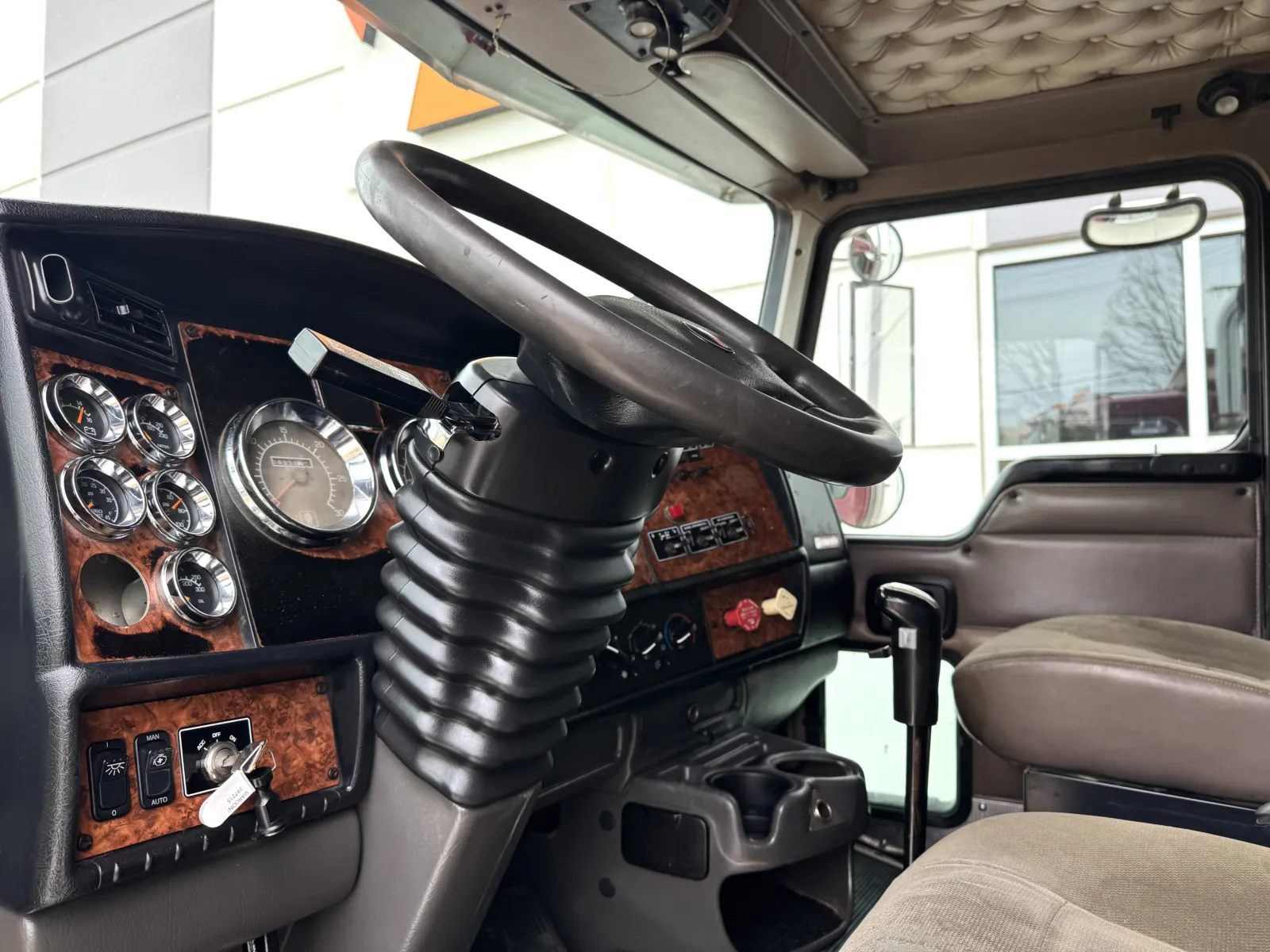 2004 Kenworth T800 - image 16