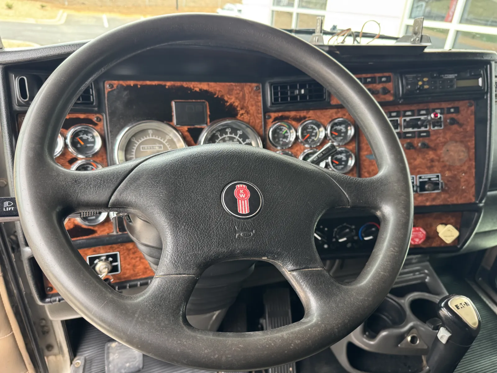 2004 Kenworth T800 - image 17