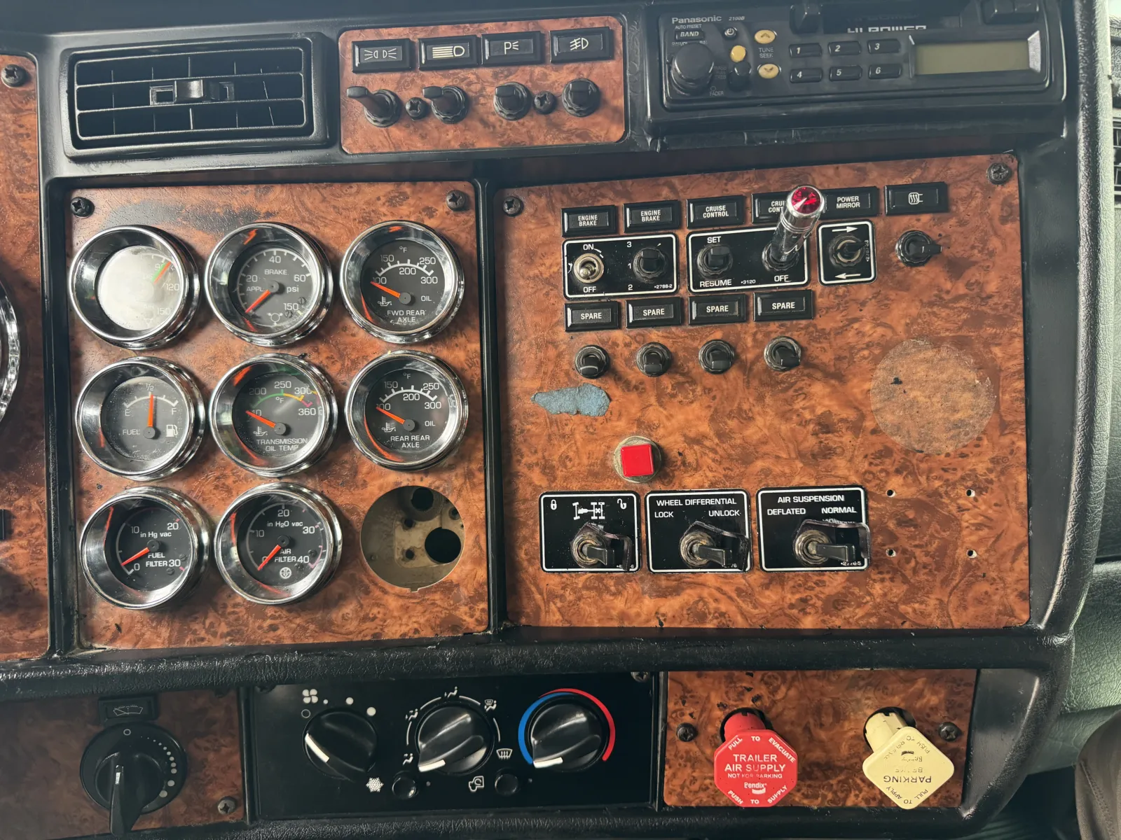 2004 Kenworth T800 - image 19