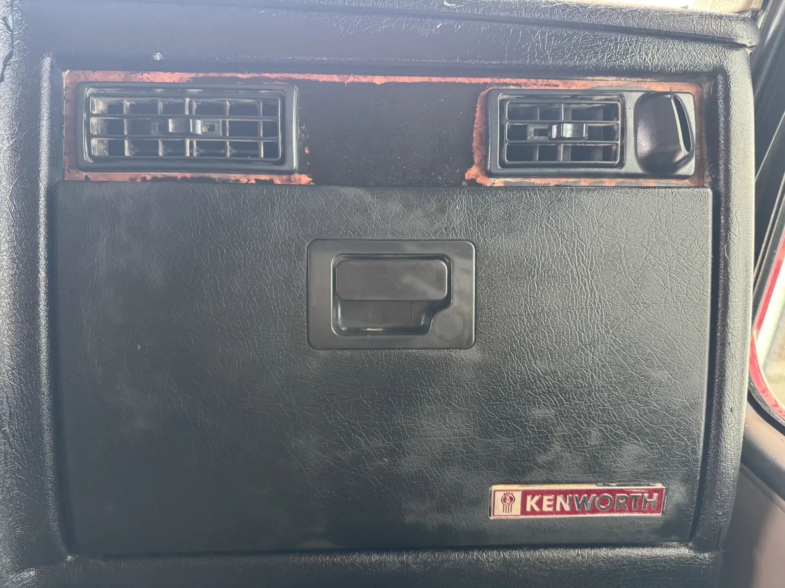 2004 Kenworth T800 - image 20