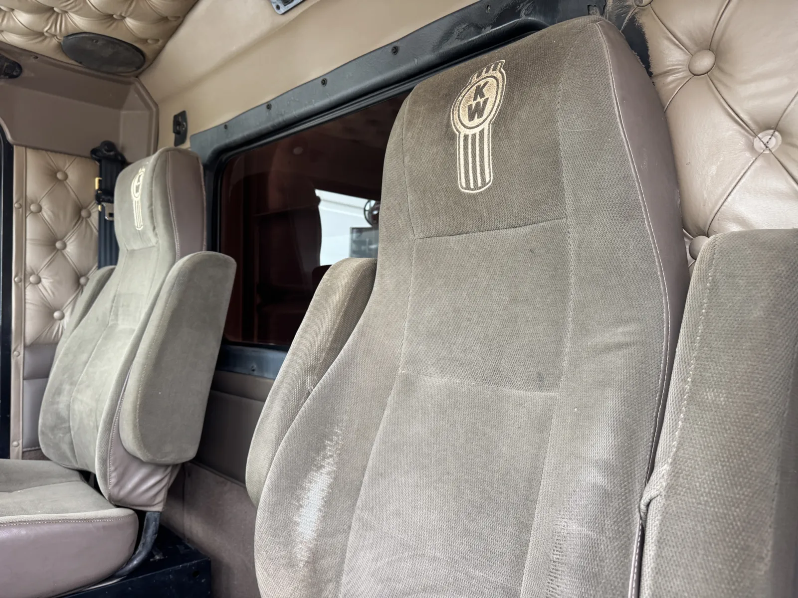 2004 Kenworth T800 - image 21