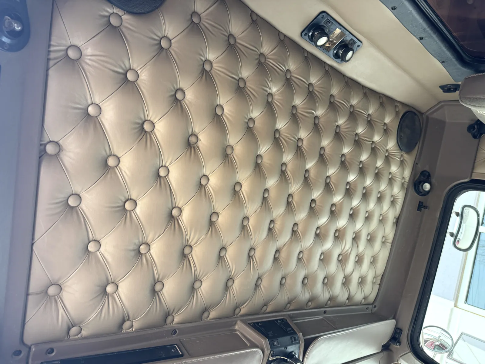 2004 Kenworth T800 - image 22