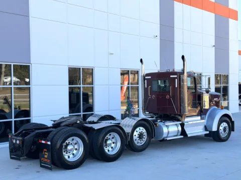 More photos of 2011 KENWORTH W900 at Forge Truck Centers - South Carolina, SC