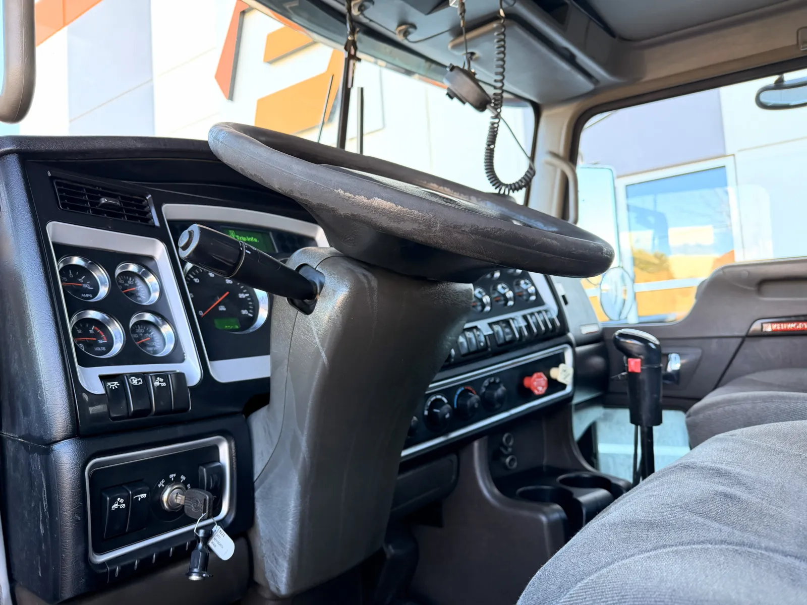 2011 Kenworth W900 - image 15
