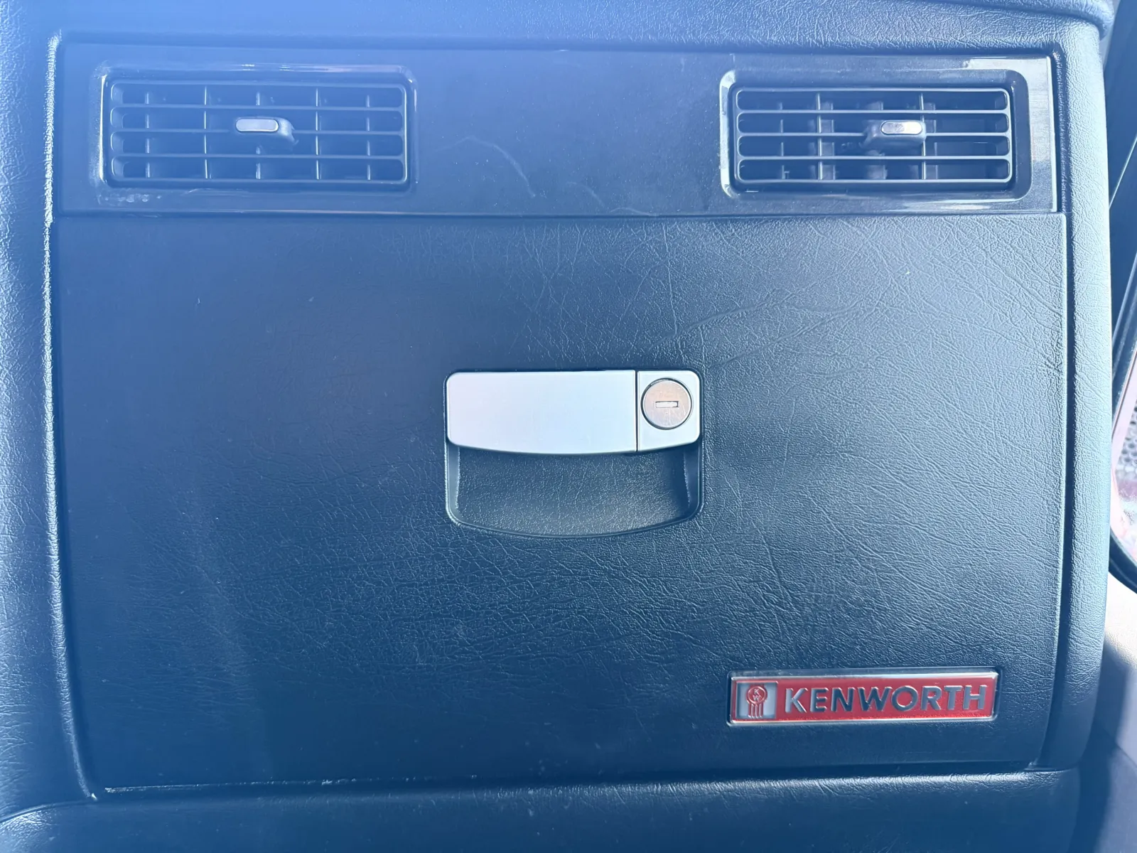 2011 Kenworth W900 - image 19