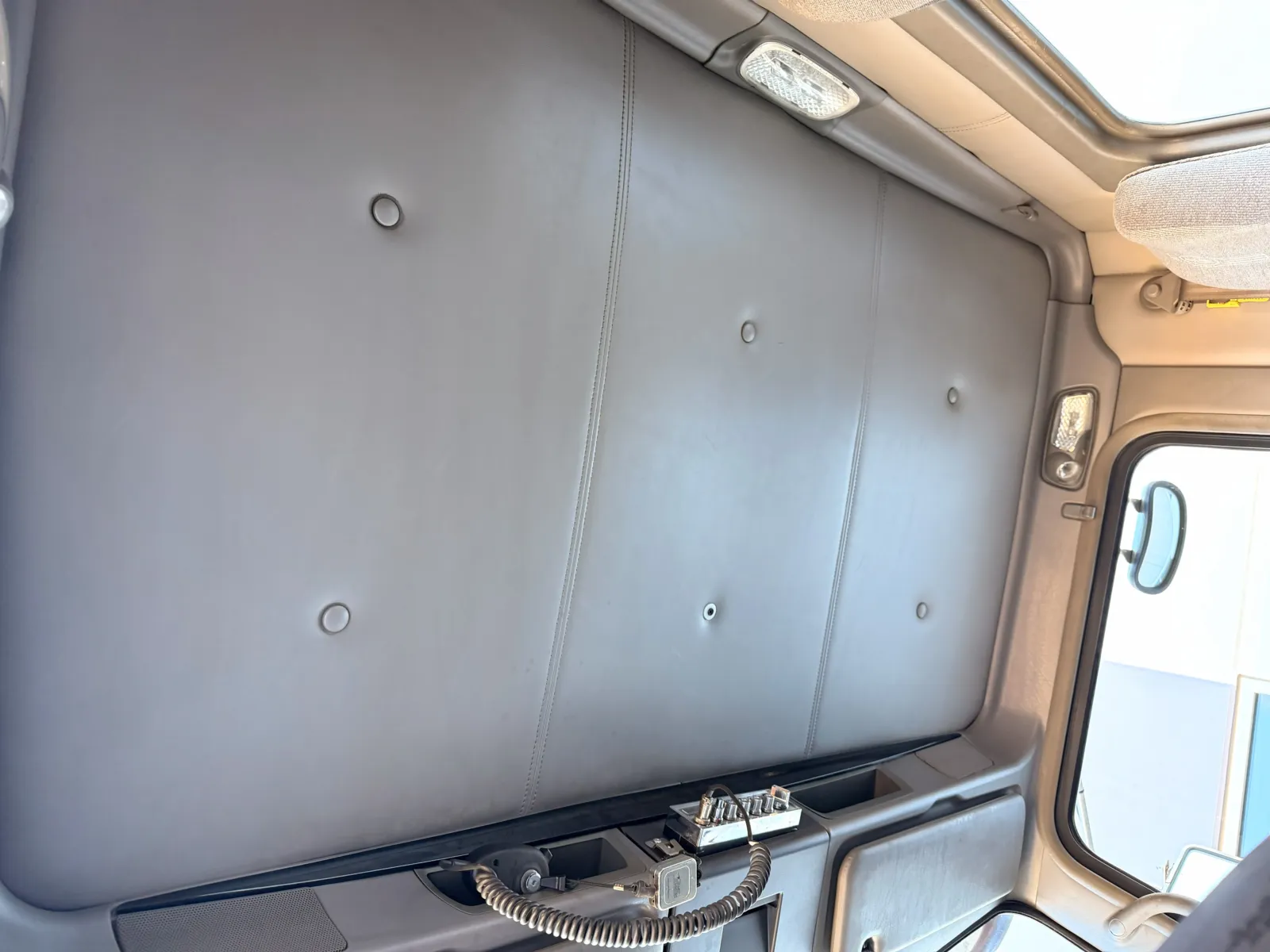 2011 Kenworth W900 - image 21