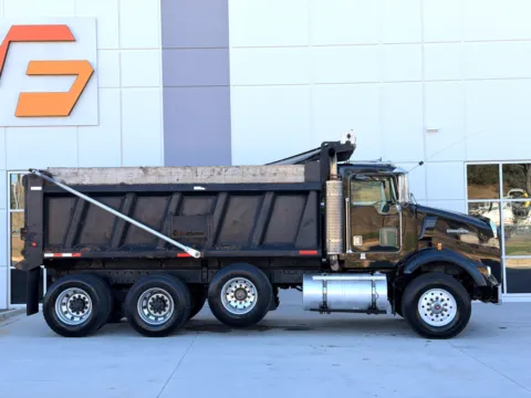 More photos of 2000 KENWORTH T800 at Forge Truck Centers - South Carolina, SC