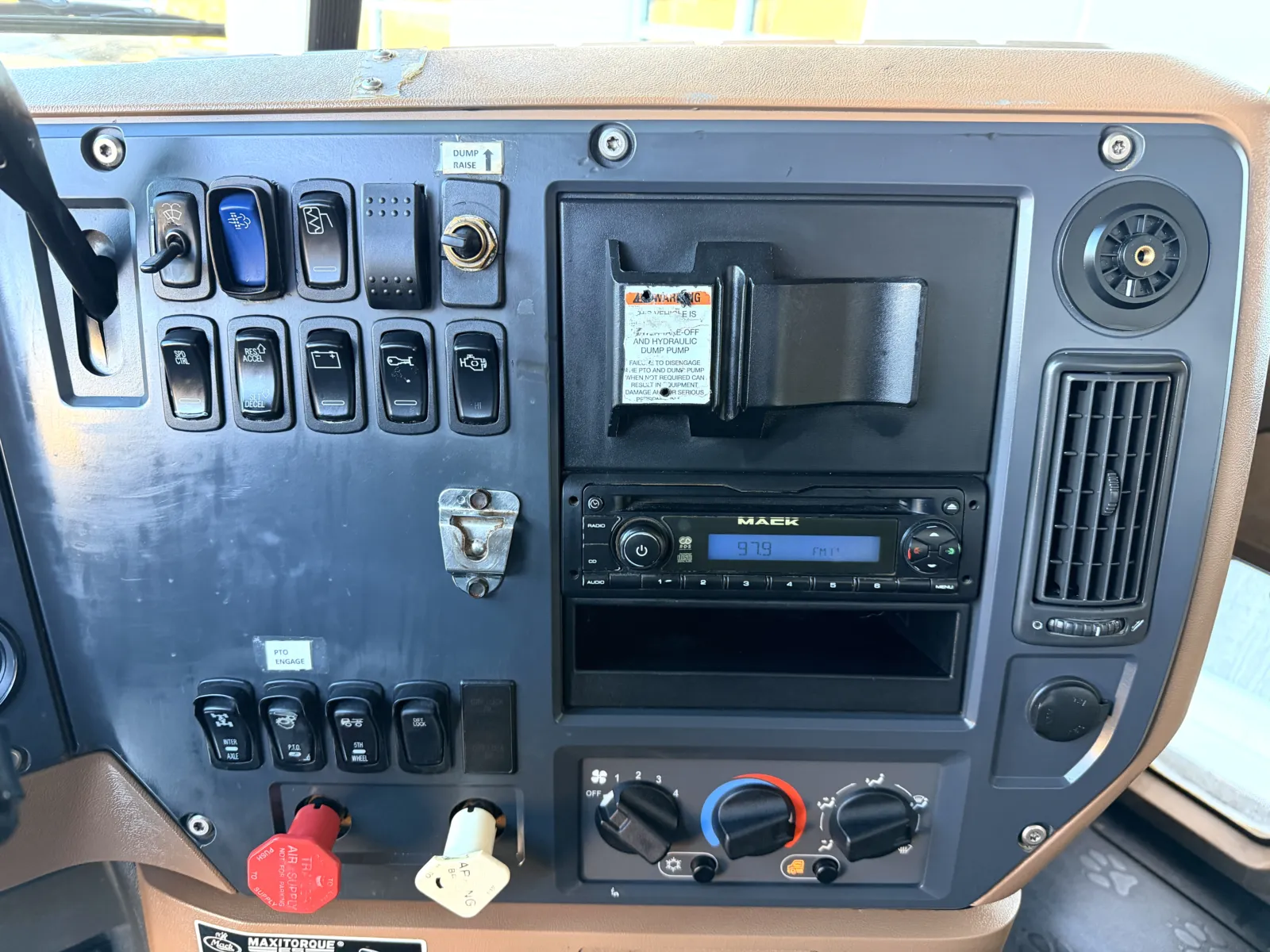 2011 Mack - image 19