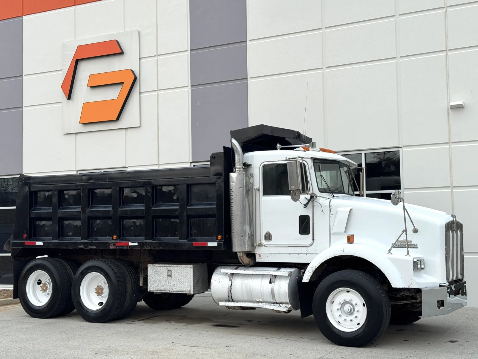 1995 Kenworth T800 - image 2