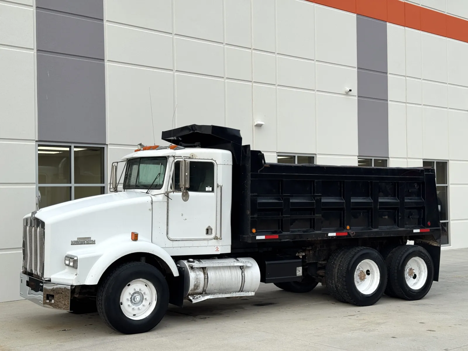 1995 Kenworth T800 - image 3