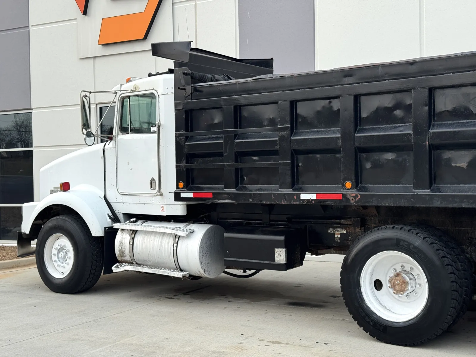 1995 Kenworth T800 - image 9