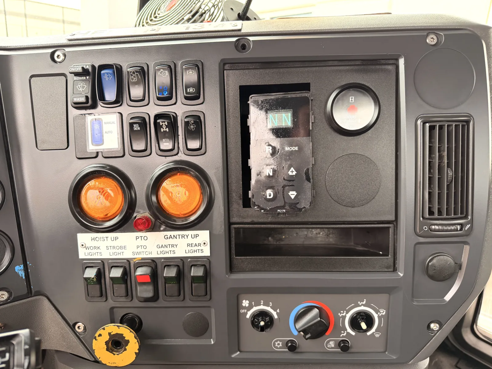 2016 Mack - image 18