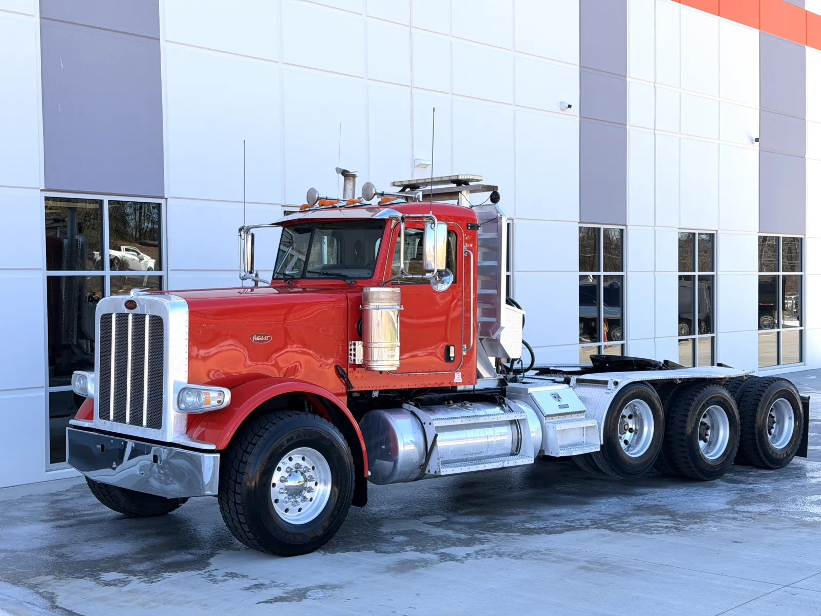 2015 Peterbilt 389 - image 2