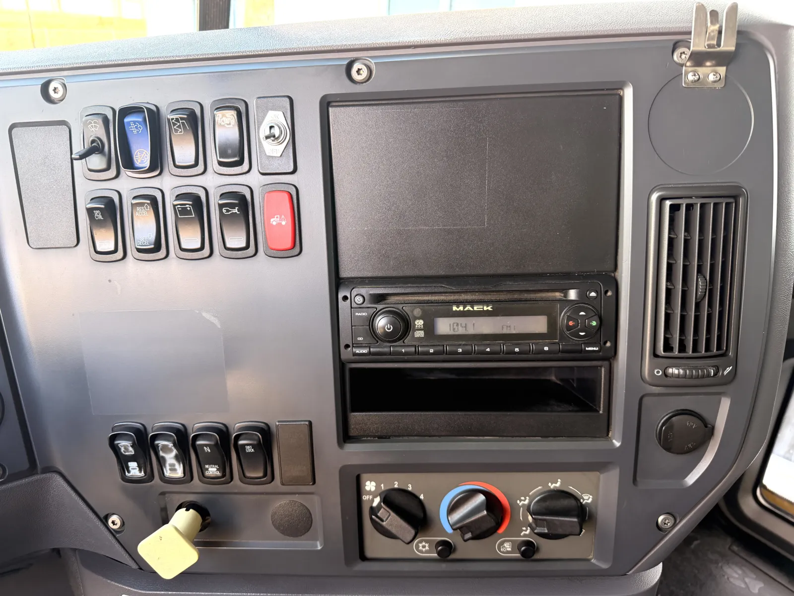 2009 Mack - image 19