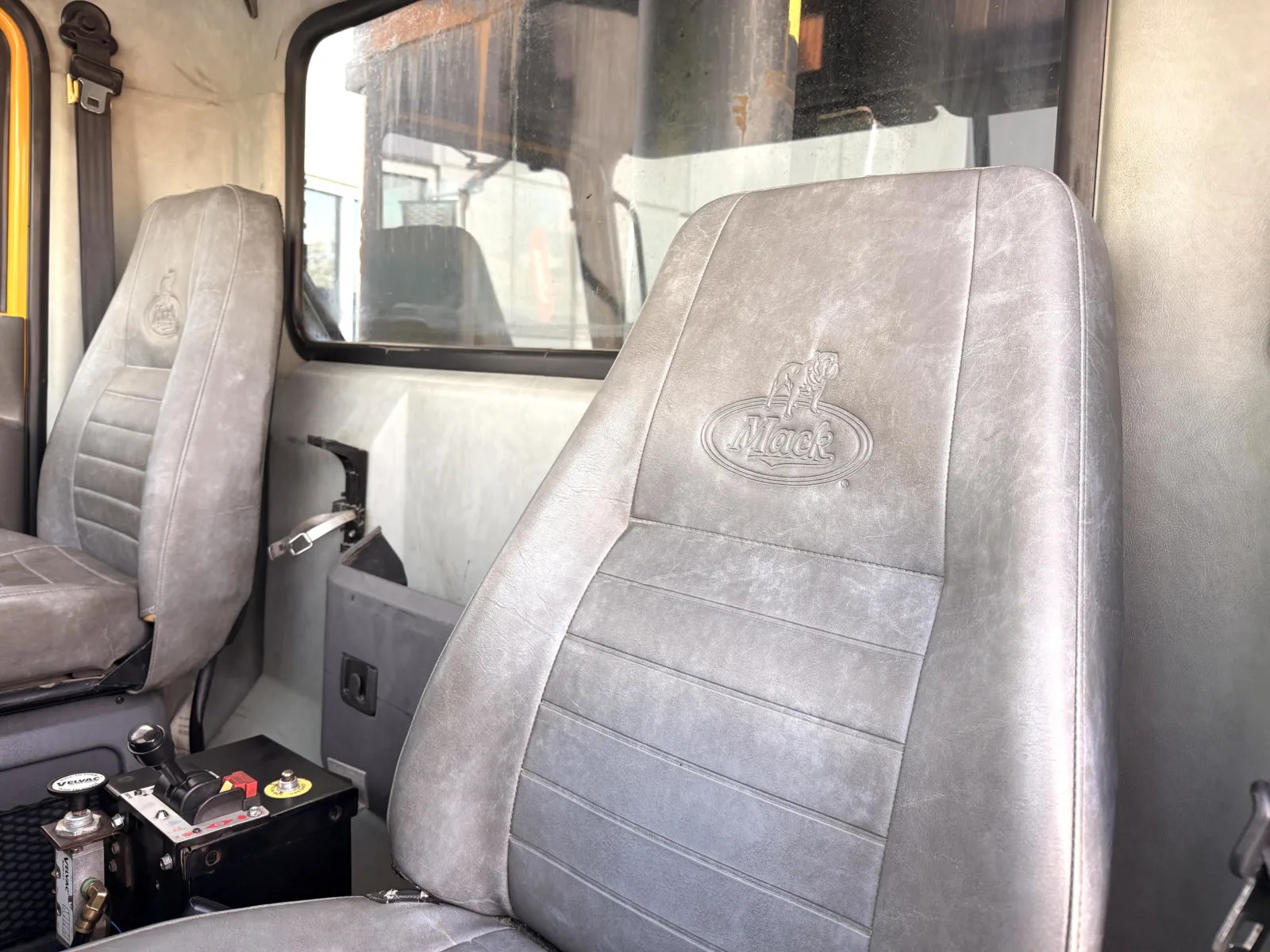 2009 Mack - image 21