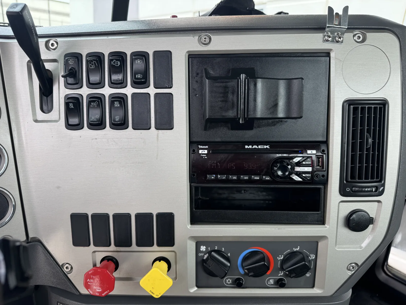 2016 Mack - image 17