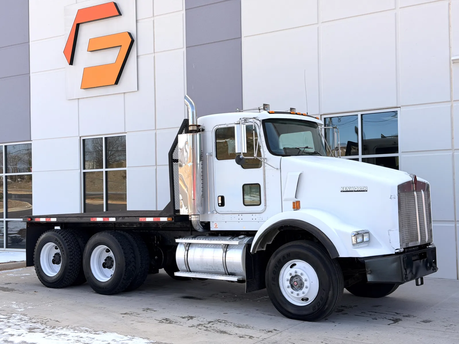 2004 Kenworth T800 - image 1