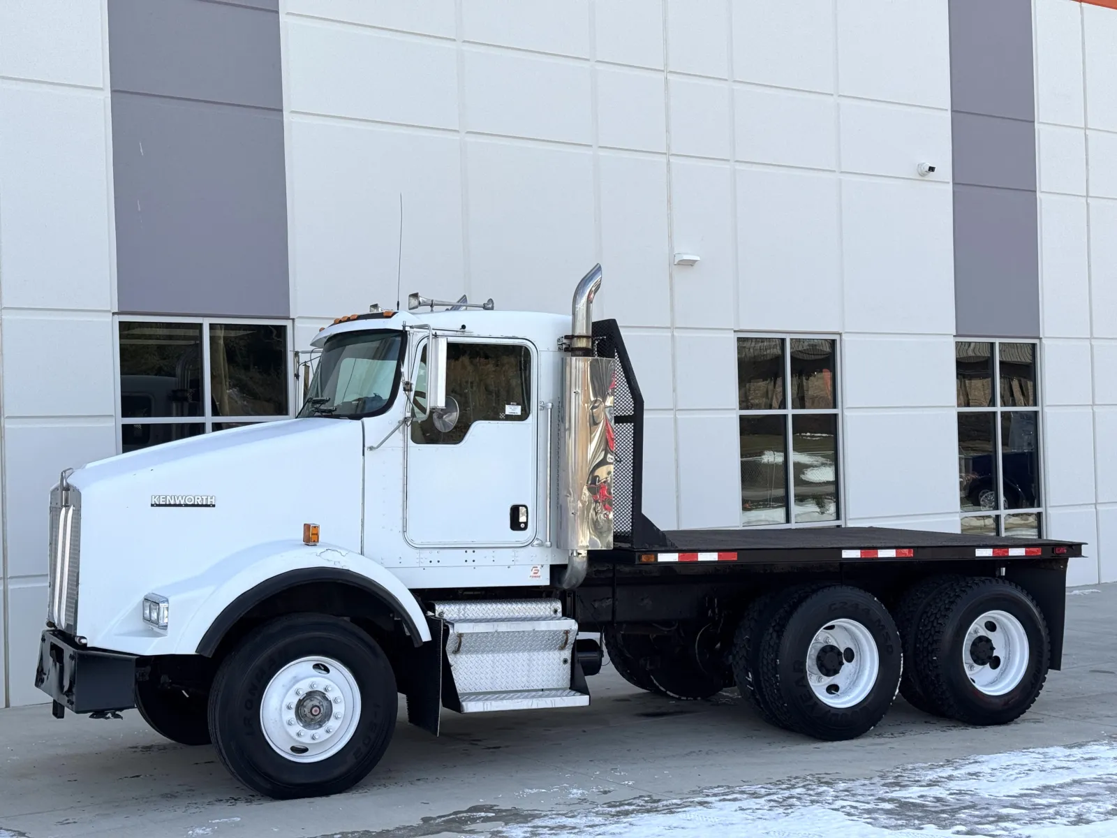 2004 Kenworth T800 - image 2