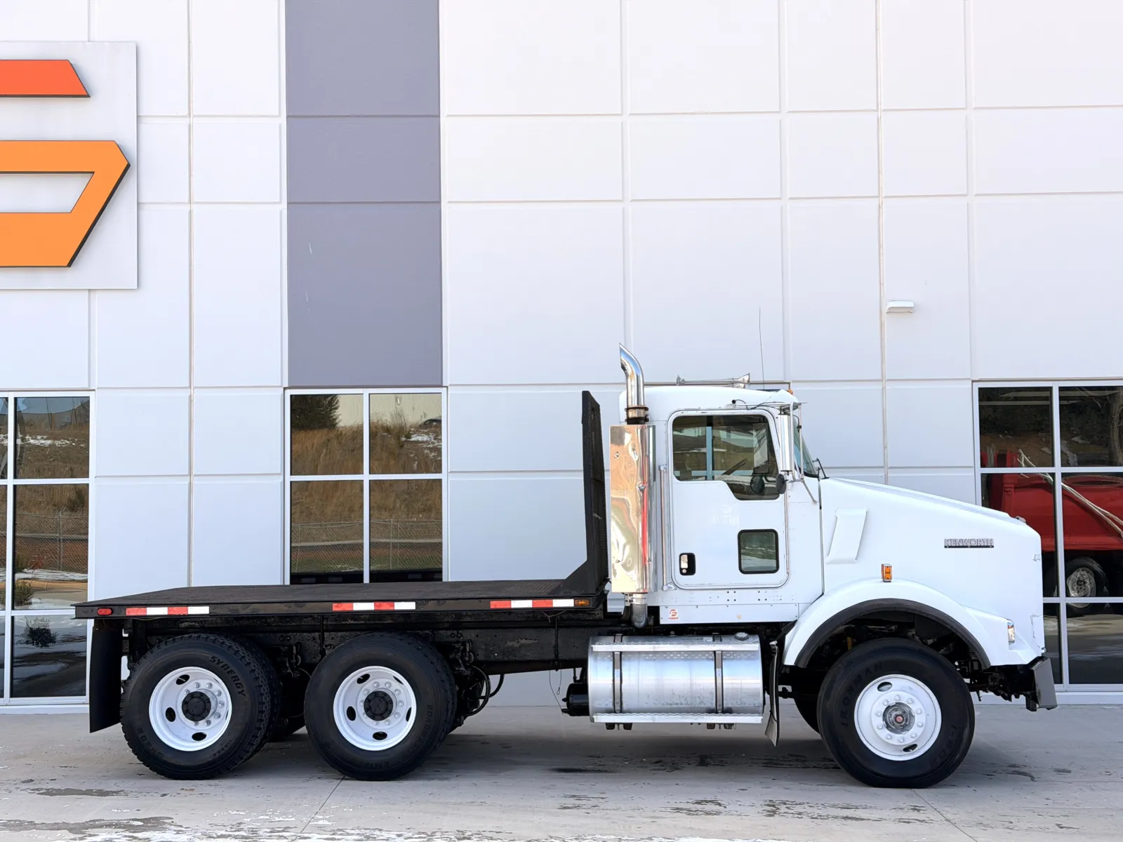 2004 Kenworth T800 - image 3