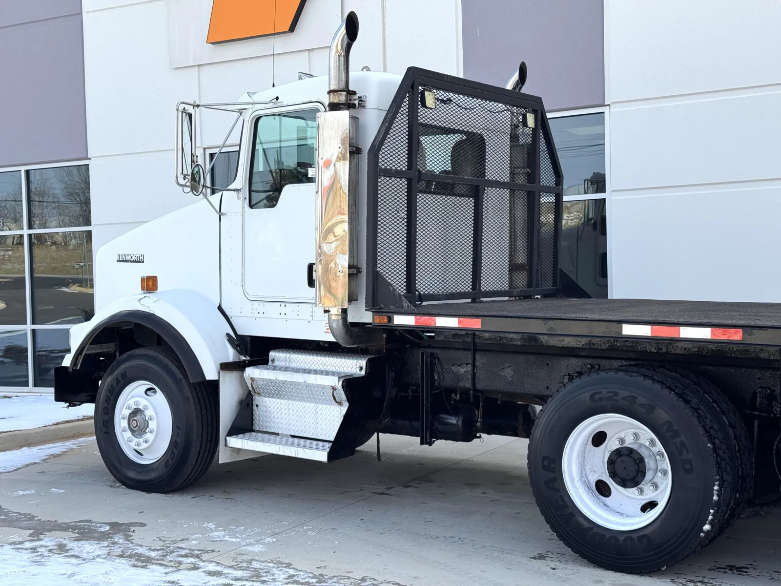 2004 Kenworth T800 - image 8