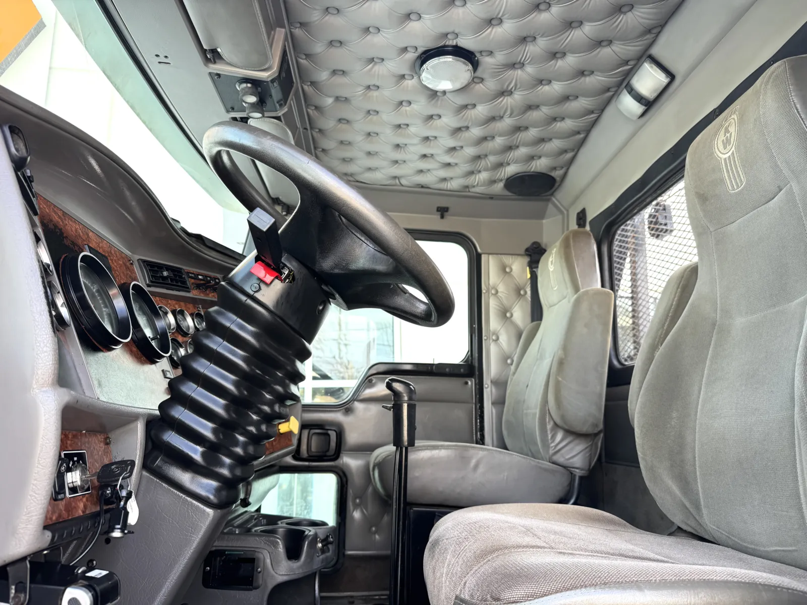 2004 Kenworth T800 - image 14