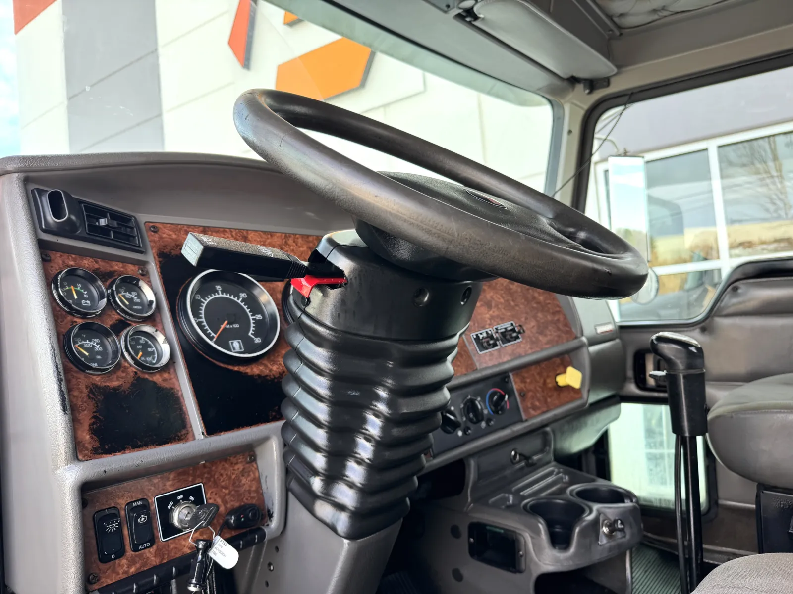 2004 Kenworth T800 - image 15