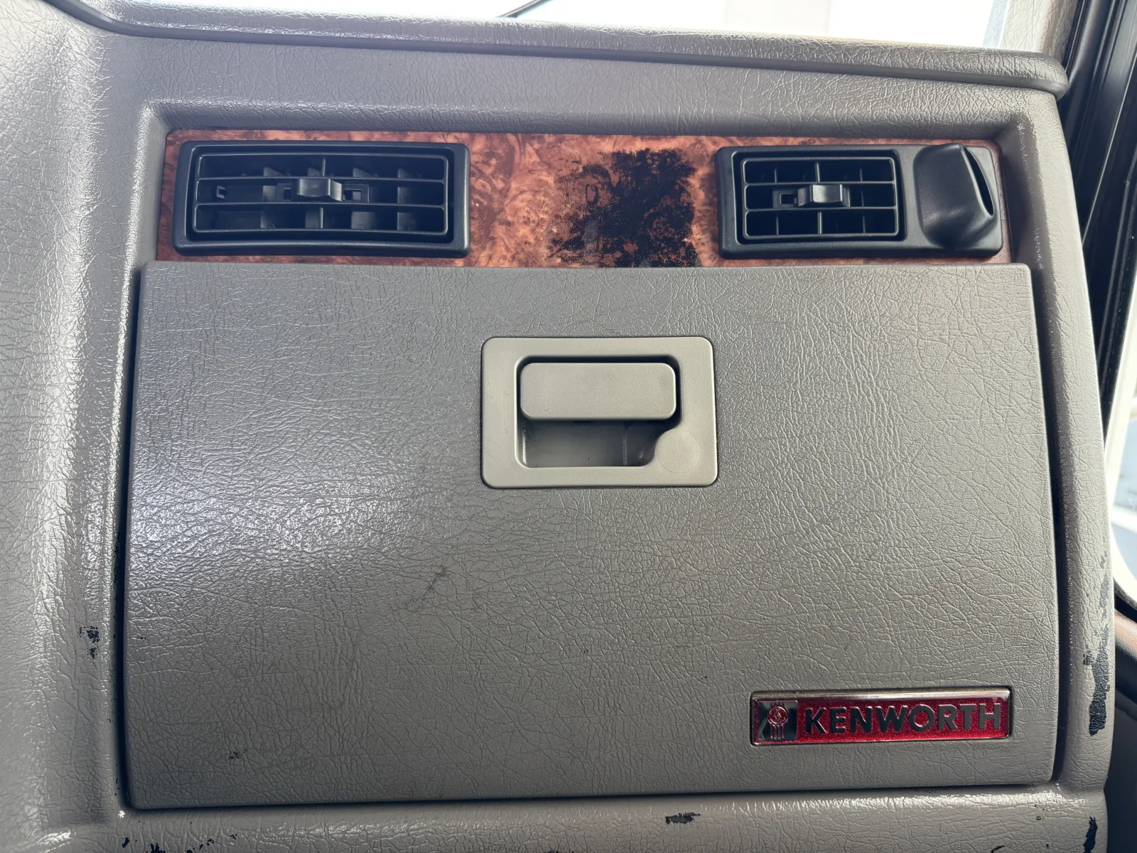 2004 Kenworth T800 - image 19