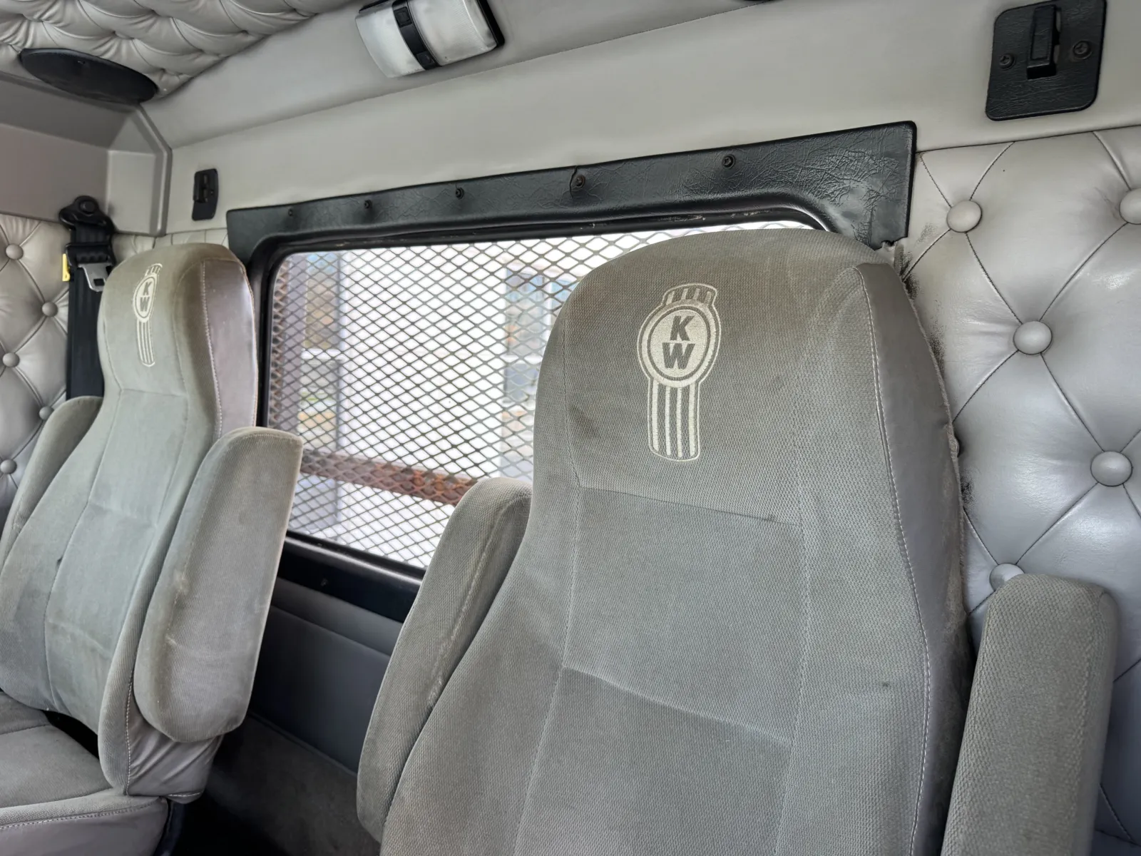 2004 Kenworth T800 - image 20