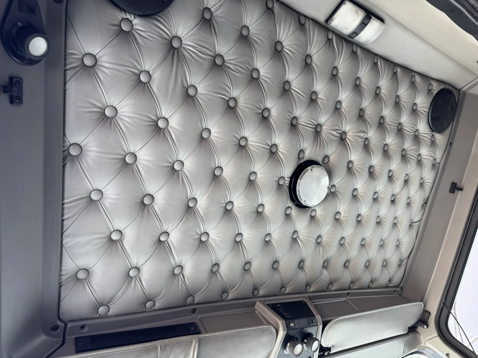 2004 Kenworth T800 - image 21