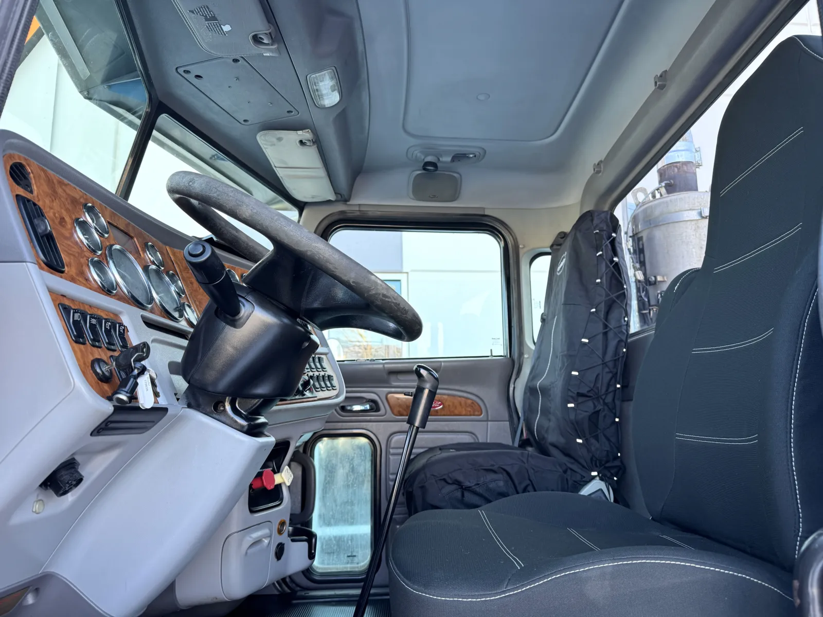 2009 Peterbilt - image 14