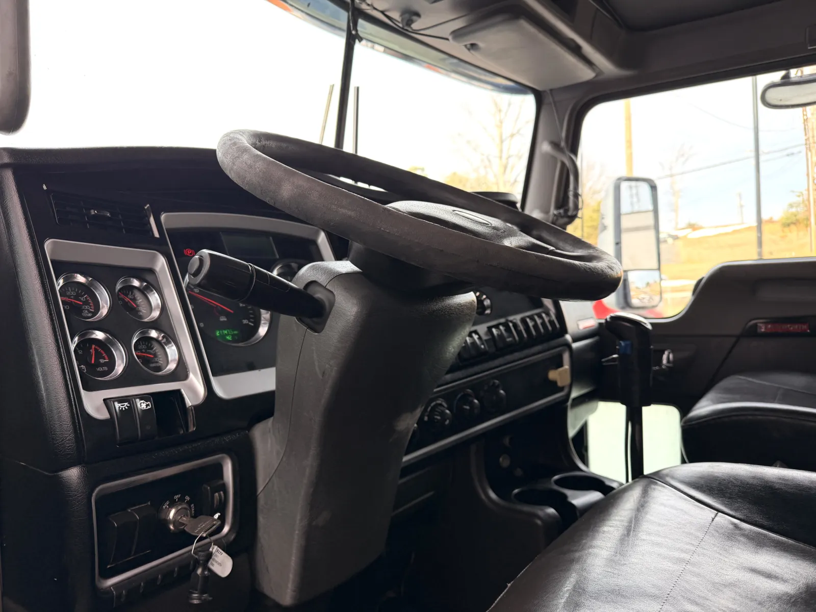 2011 Kenworth T800 - image 16