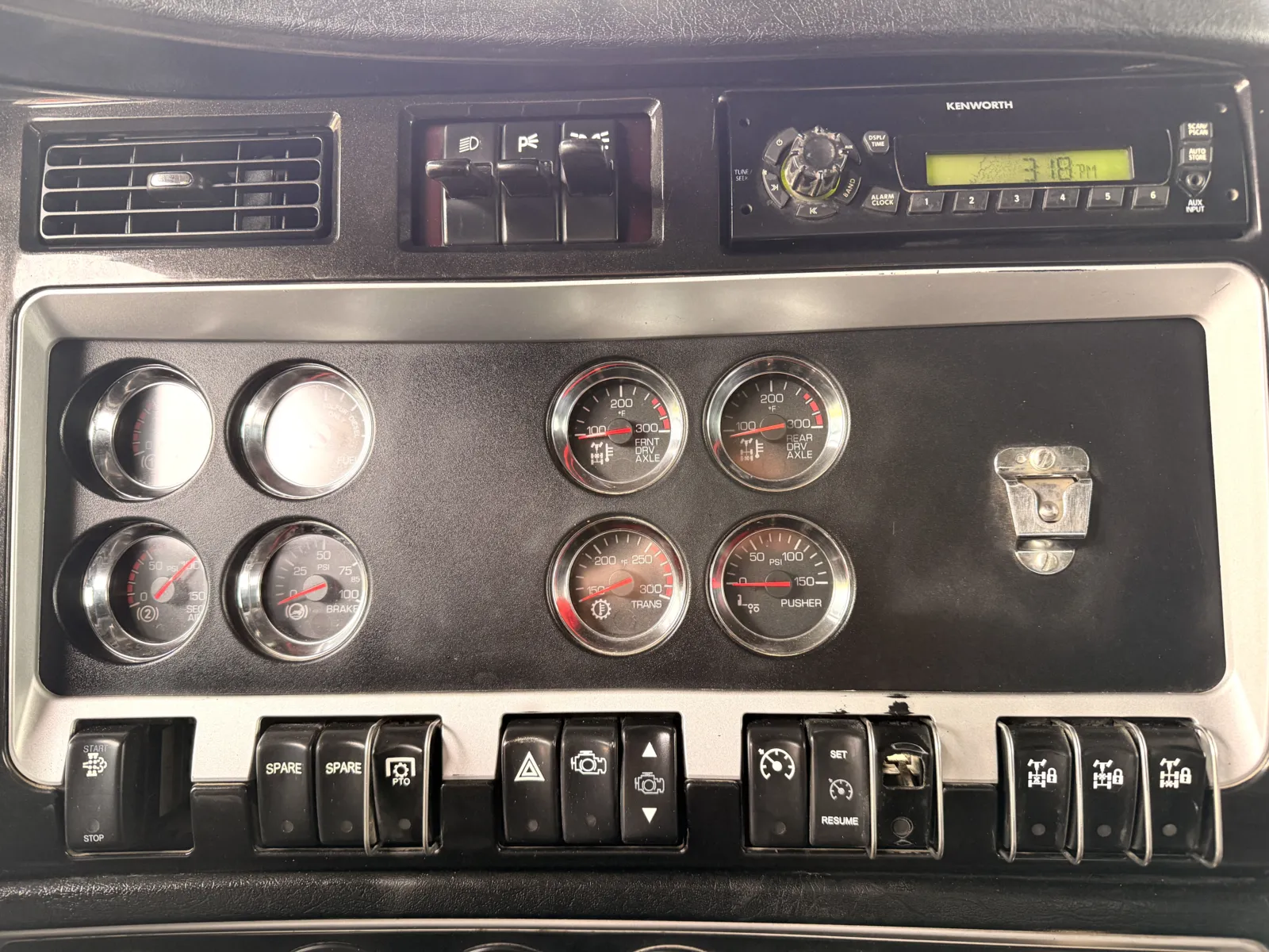 2011 Kenworth T800 - image 19