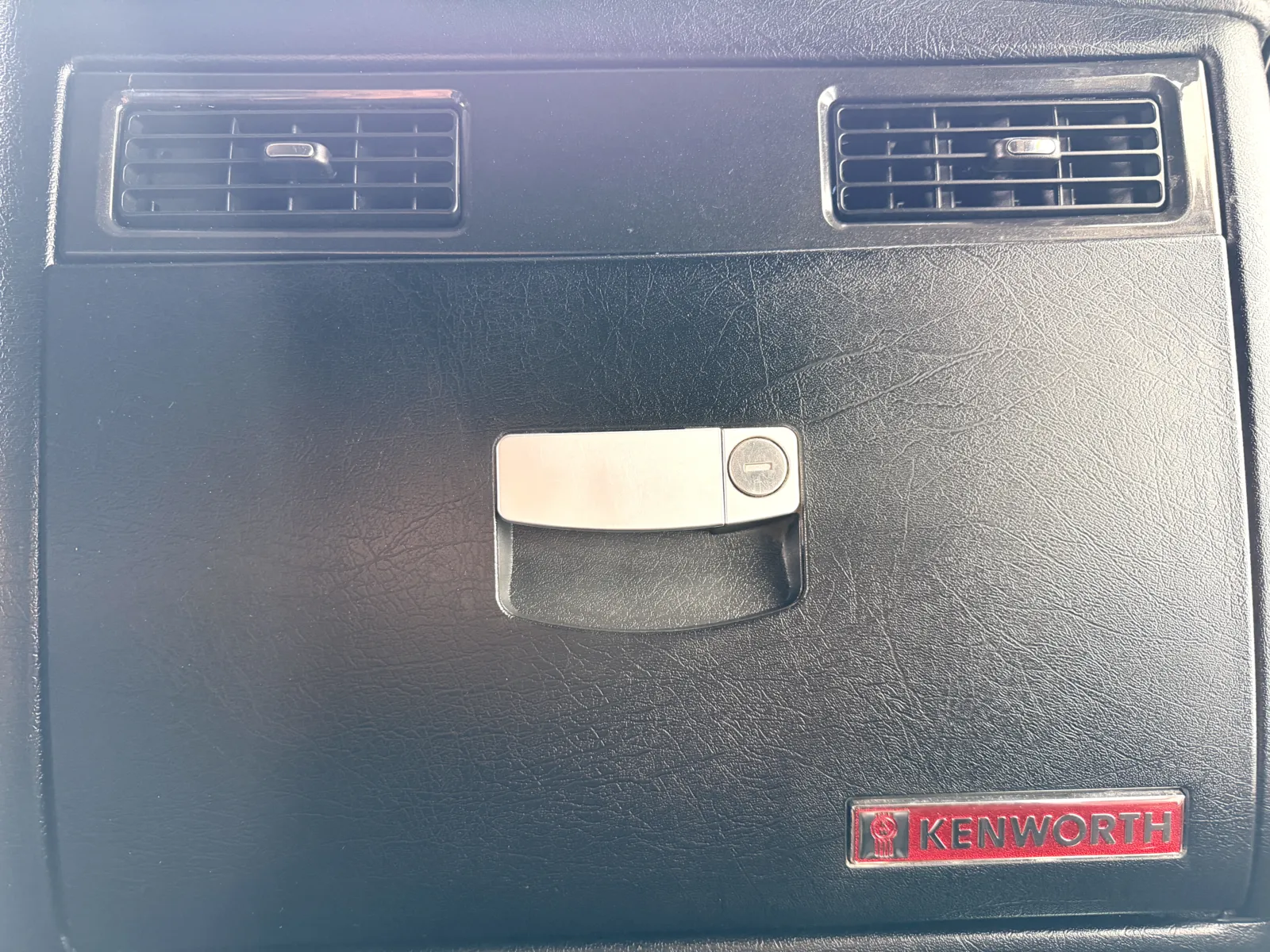 2011 Kenworth T800 - image 20