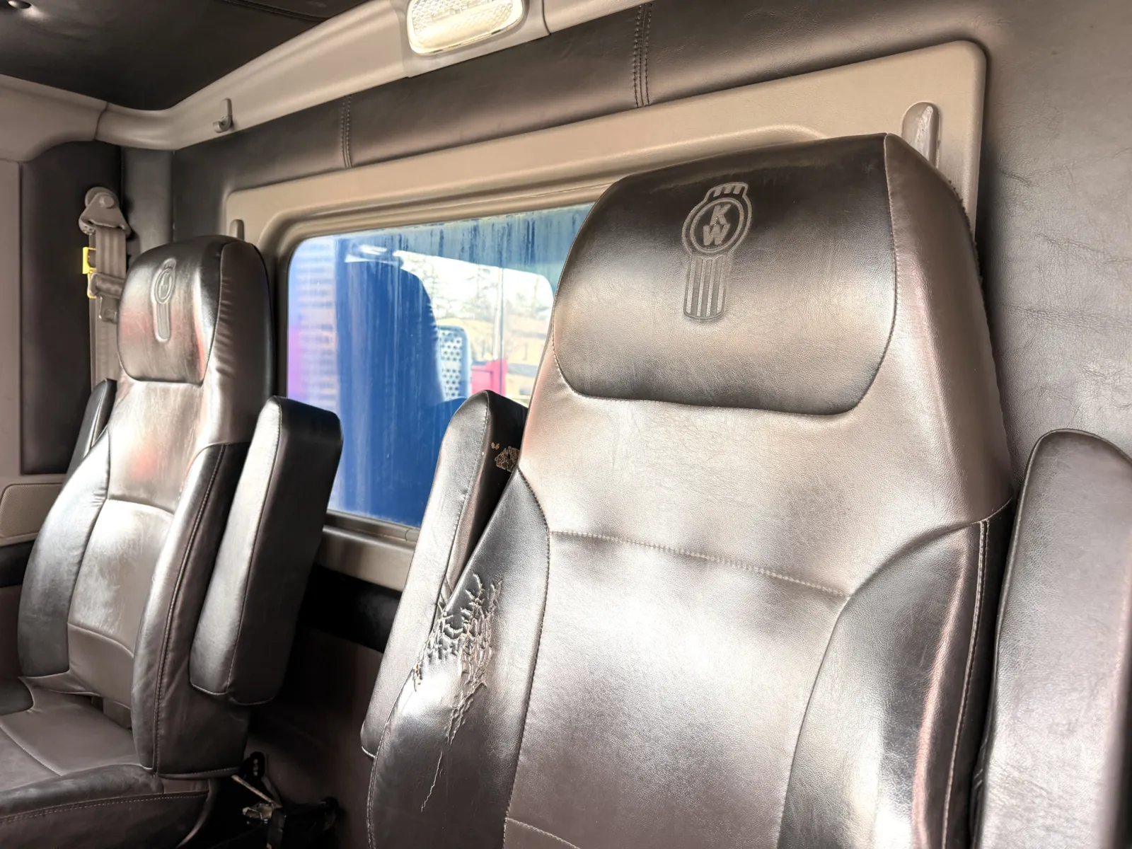 2011 Kenworth T800 - image 21