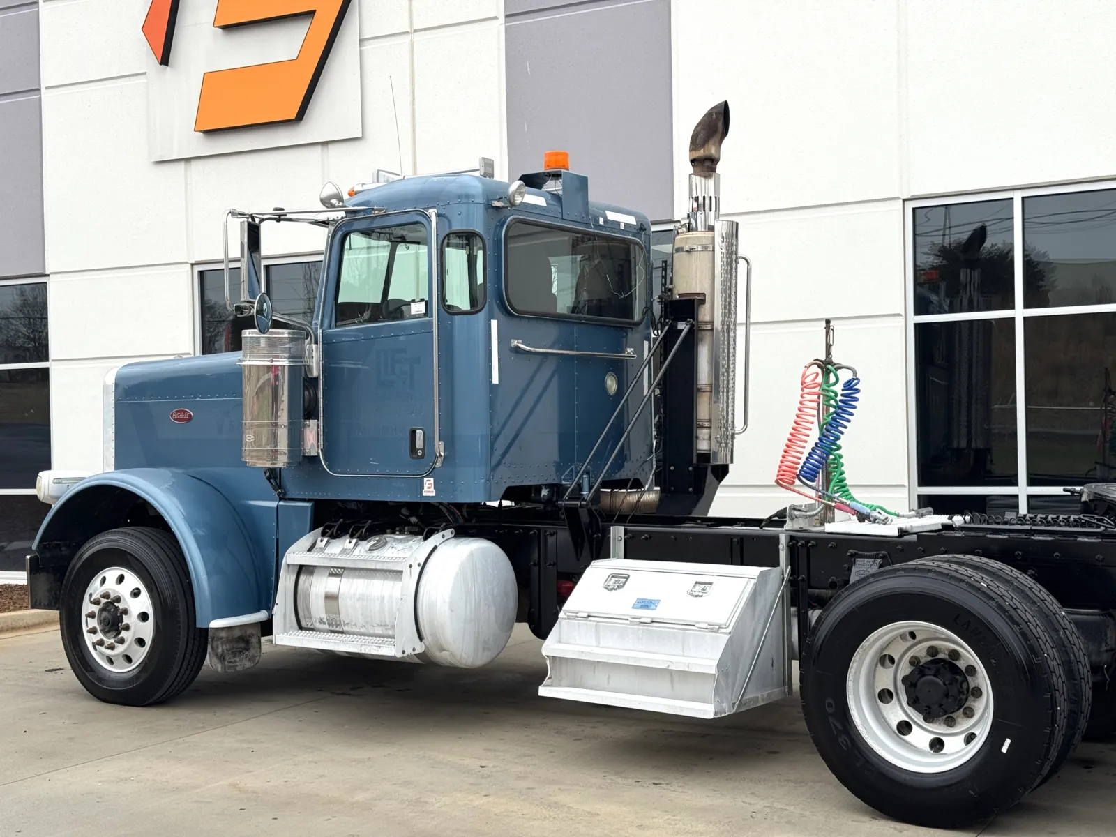 2009 Peterbilt - image 8