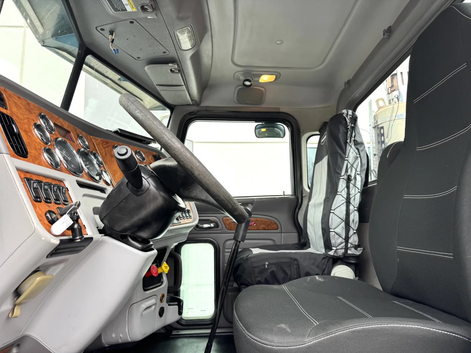 2009 Peterbilt - image 14