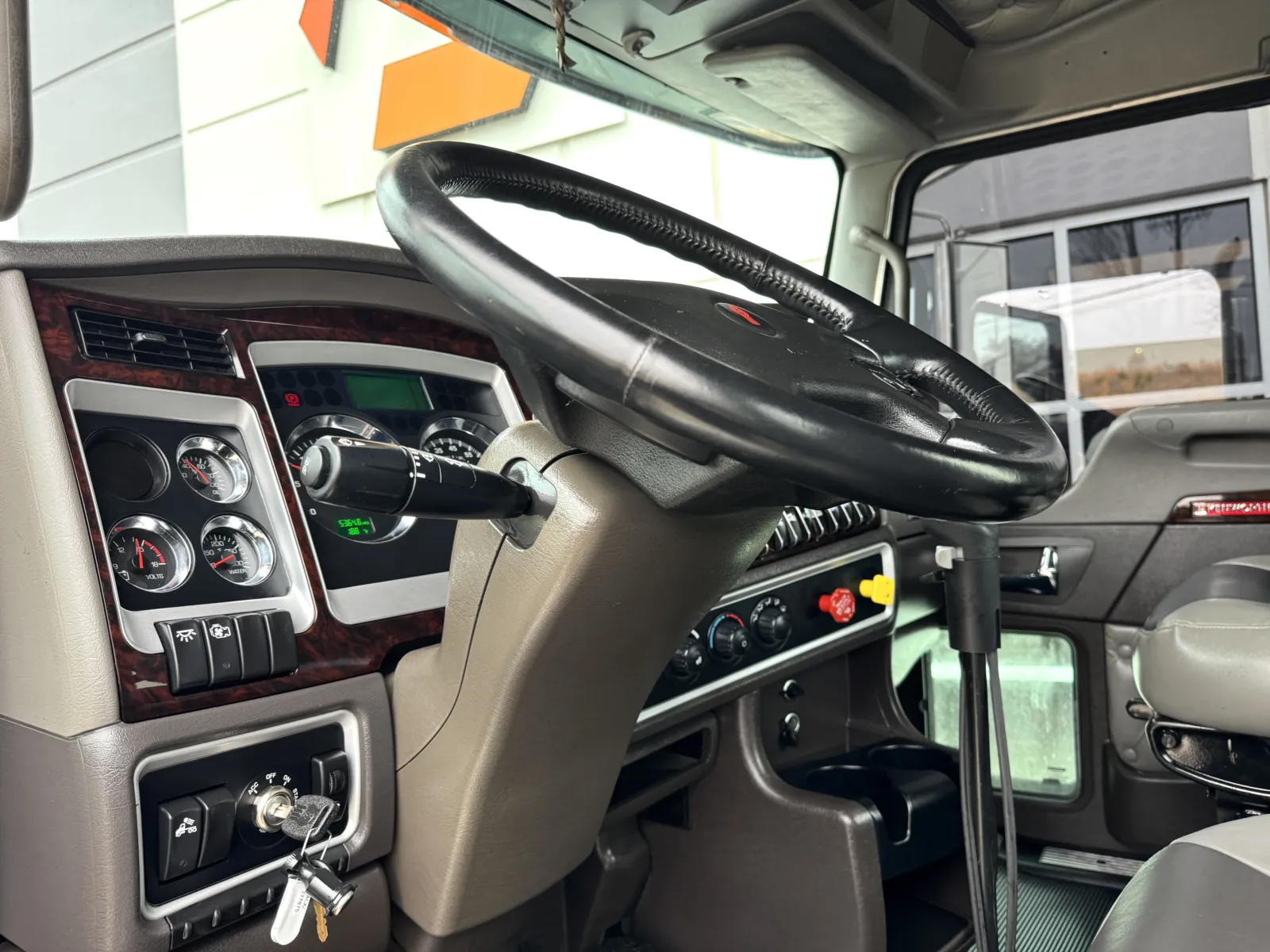 2023 Kenworth W900 - image 15