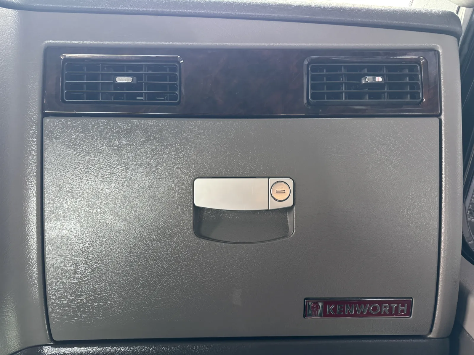 2023 Kenworth W900 - image 19