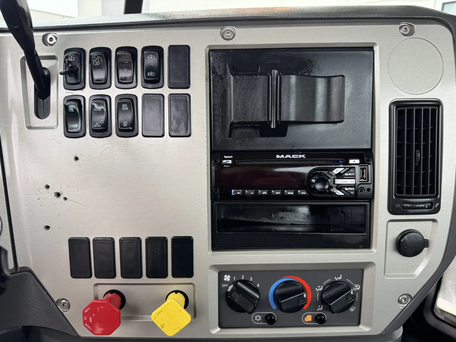 2016 Mack - image 18