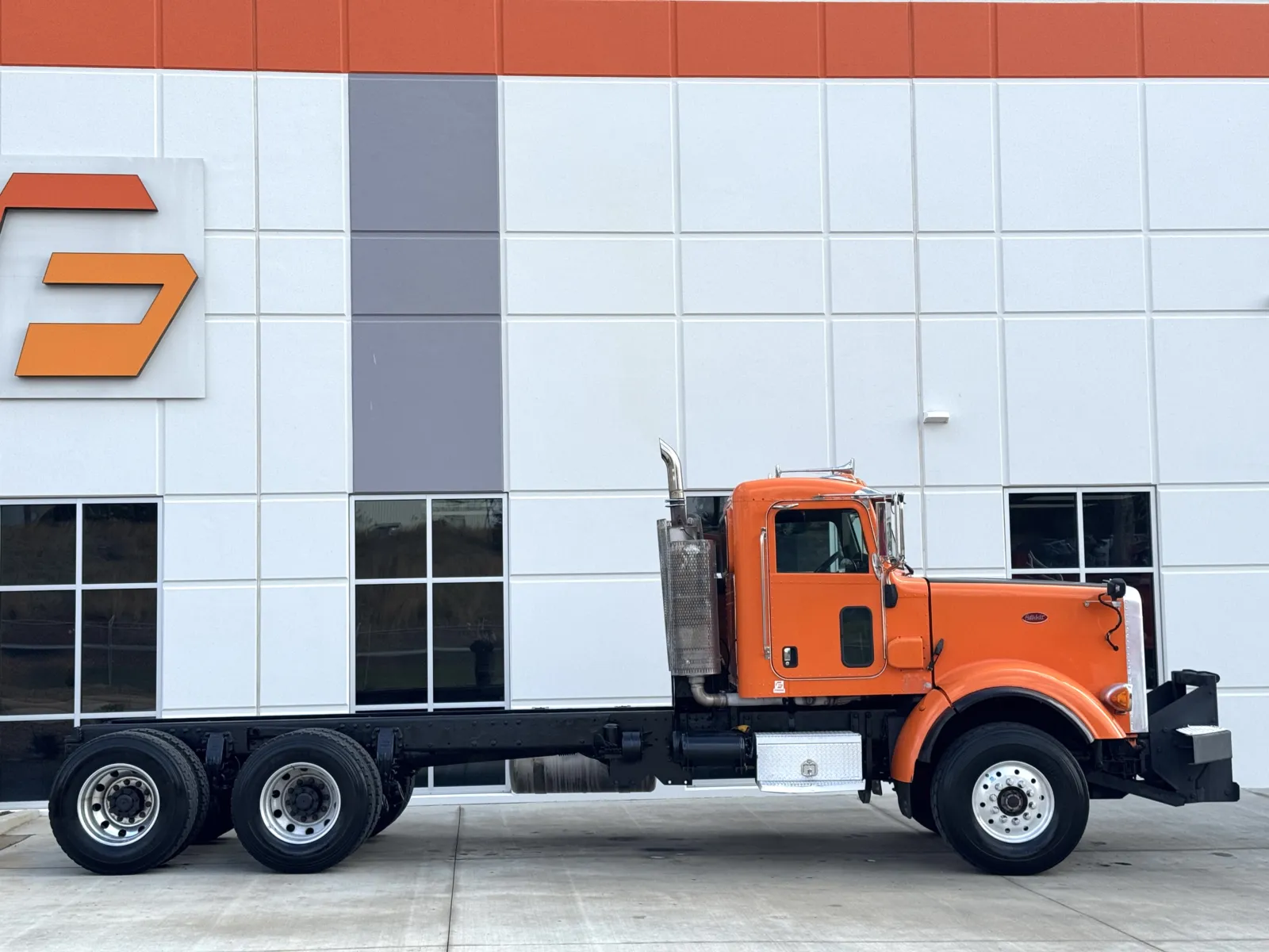 2012 Peterbilt - image 3