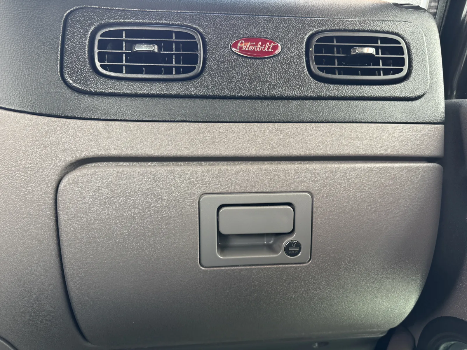 2012 Peterbilt - image 19