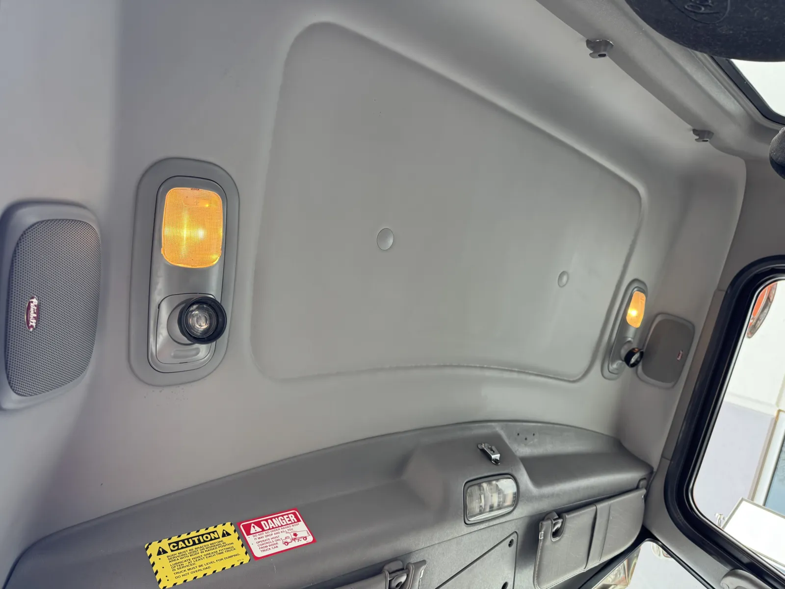 2012 Peterbilt - image 21