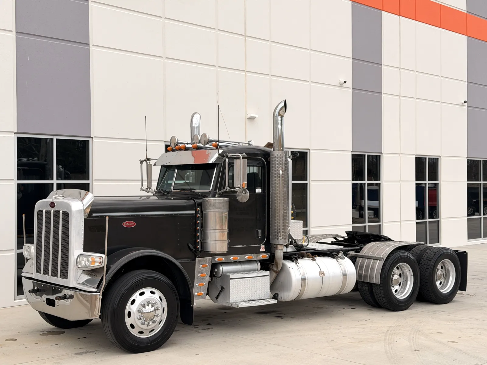 2012 Peterbilt 389 - image 2