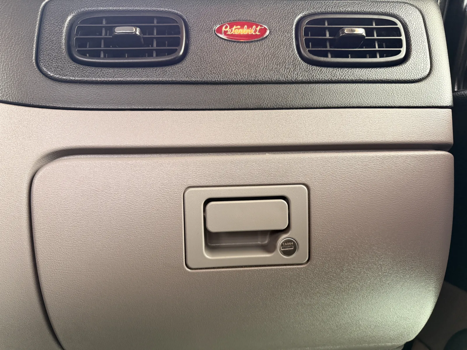 2012 Peterbilt 389 - image 19