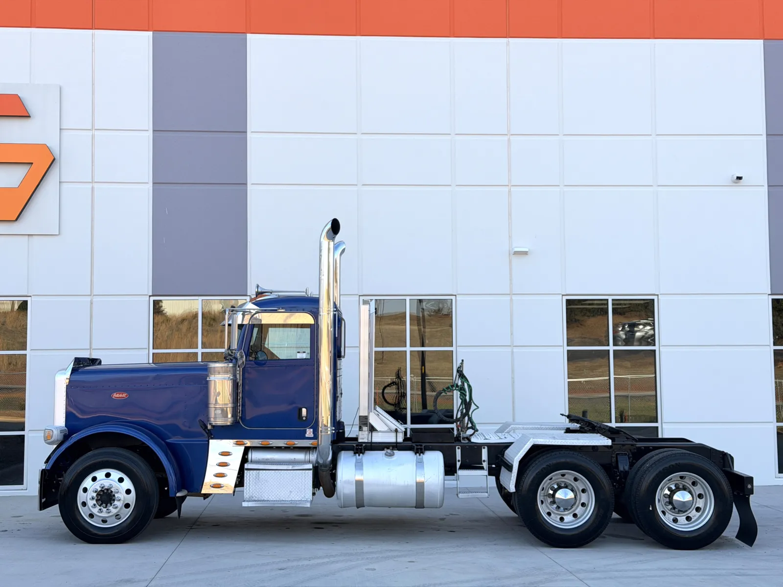 2017 Peterbilt 389 - image 4