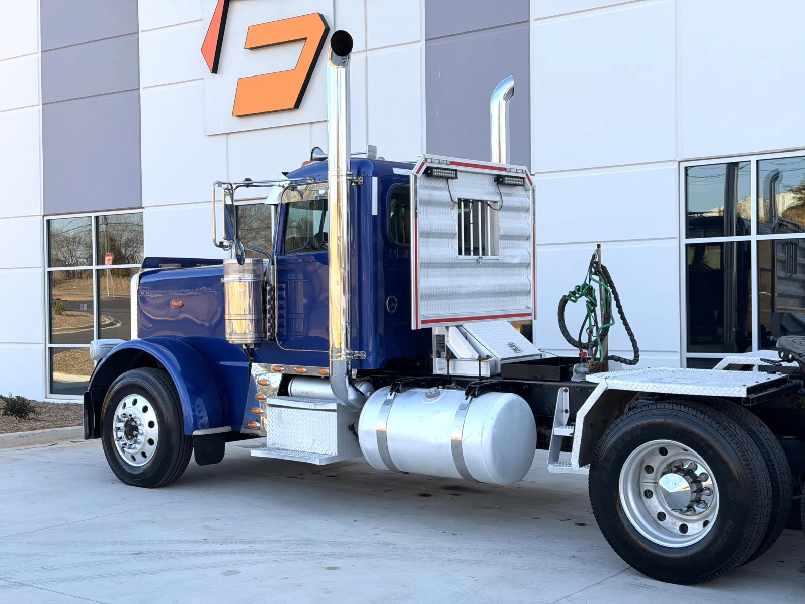 2017 Peterbilt 389 - image 8