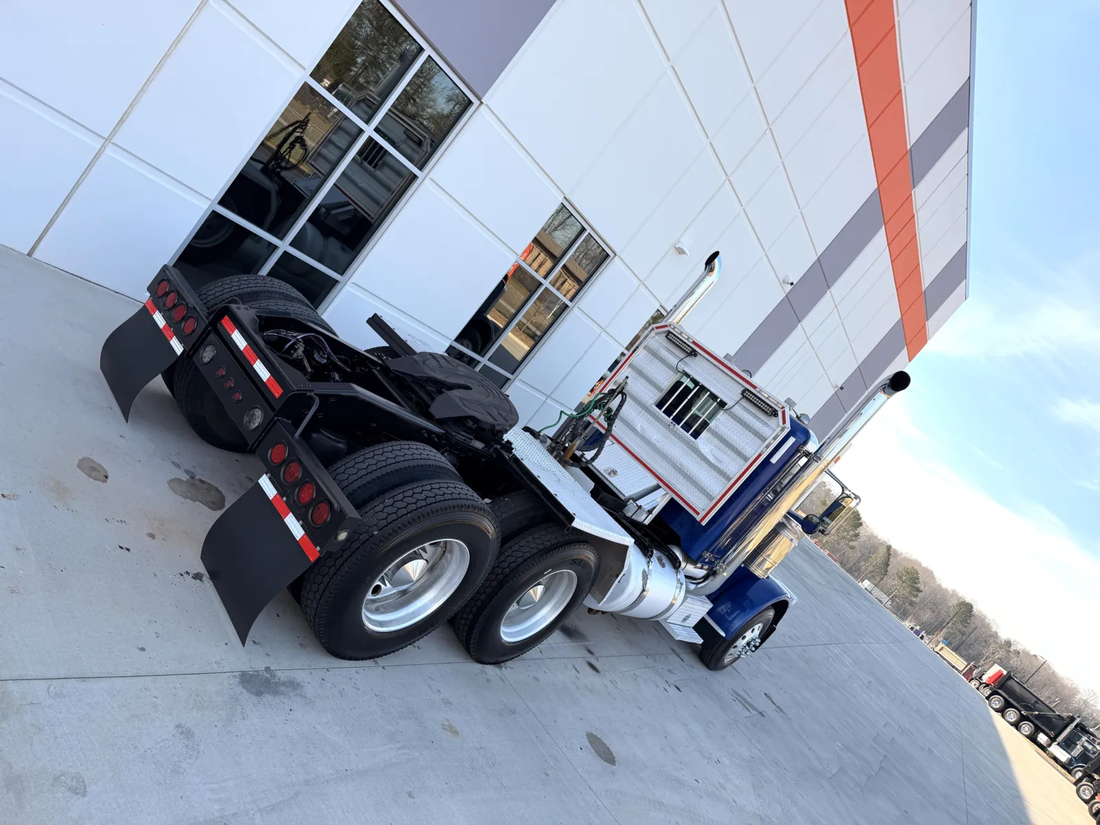 2017 Peterbilt 389 - image 11