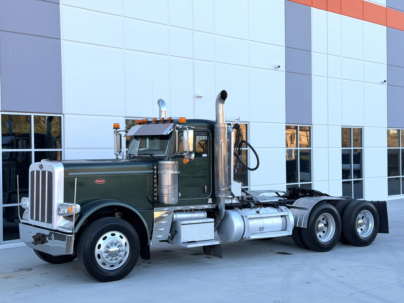 2015 Peterbilt 389 - image 2