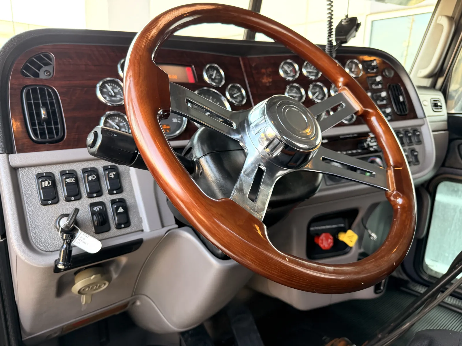 2015 Peterbilt 389 - image 15